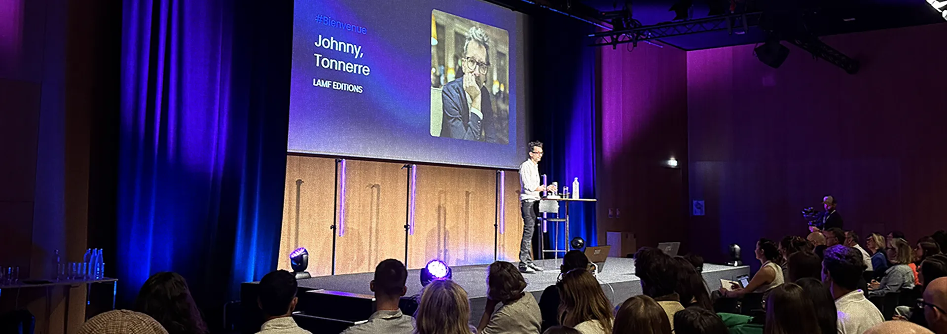 Johnny Tonnerre sur scene a l'Intelligence Marketing Day, a Rennes