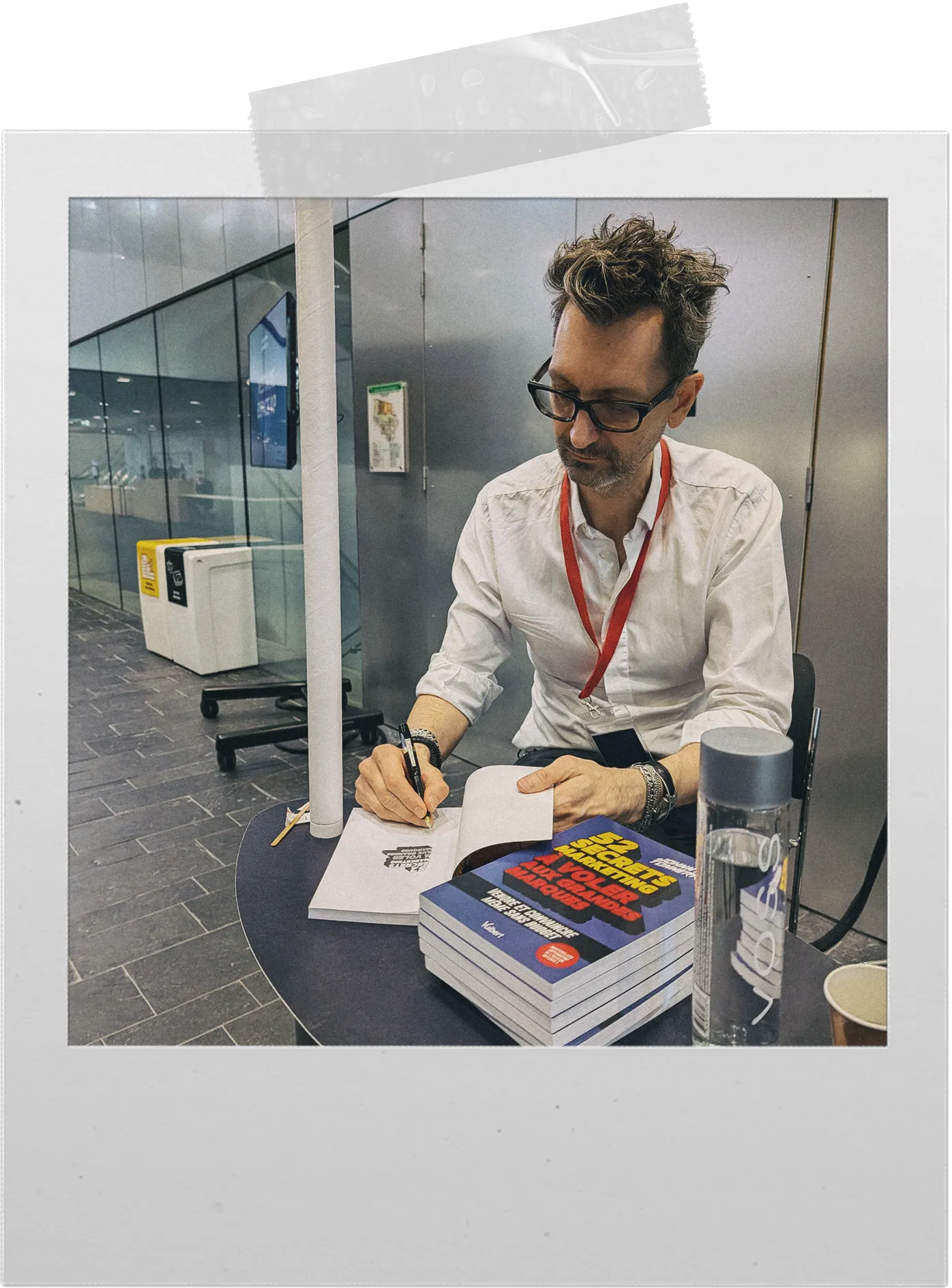 Sacha Popovic dédicaçant 52 Secrets Marketing à Voler aux Grandes Marques