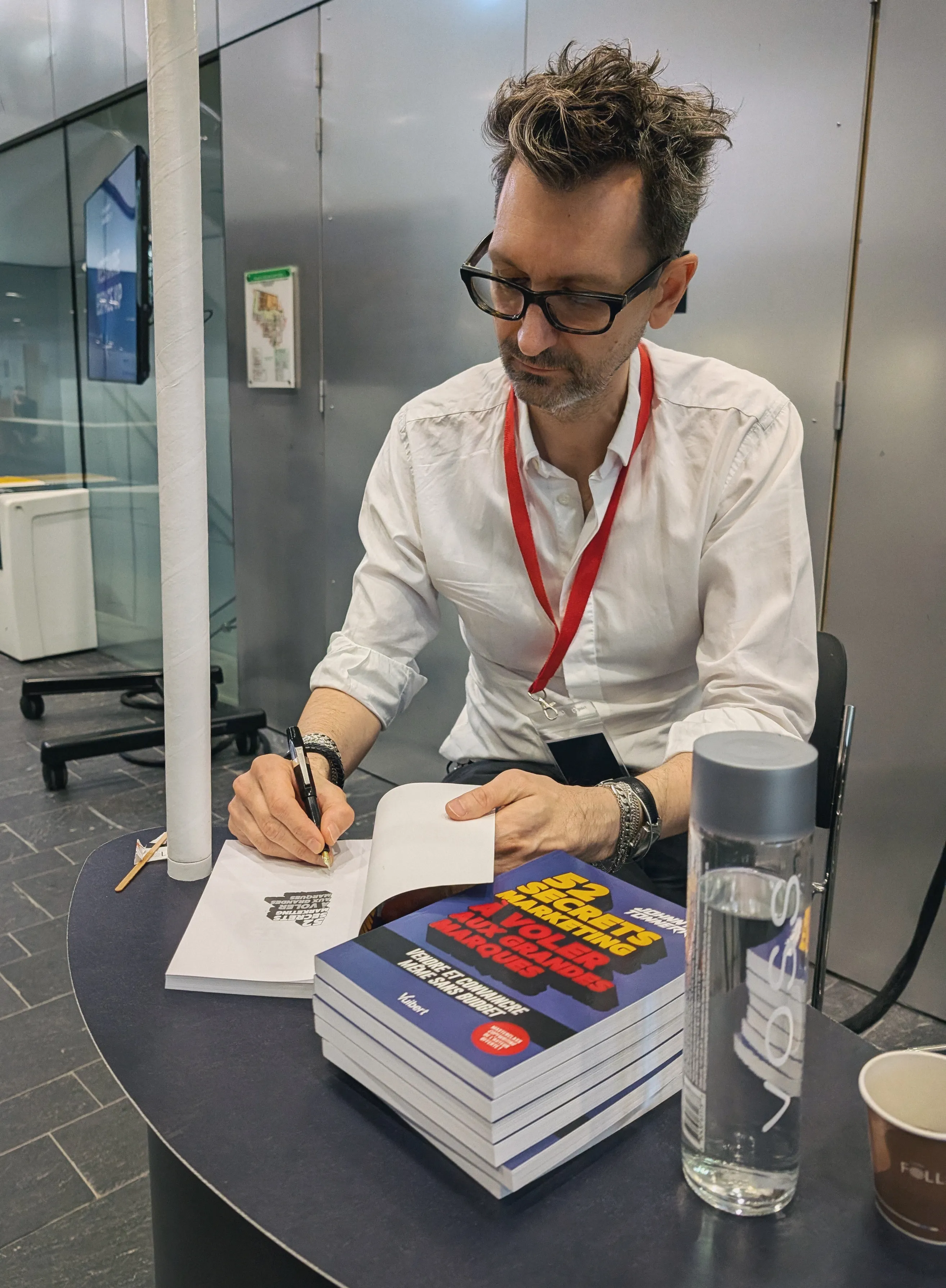 Sacha Popovic dédicaçant son livre 52 Secrets Marketing à Voler aux Grandes Marques