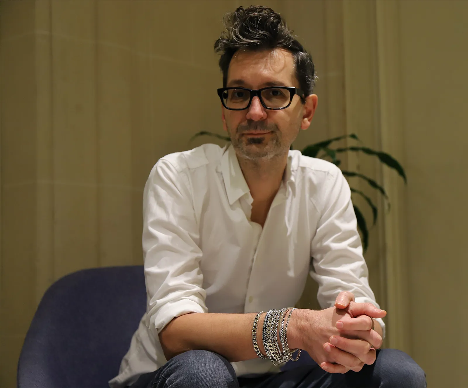 Johnny Tonnerre assis, mains jointes