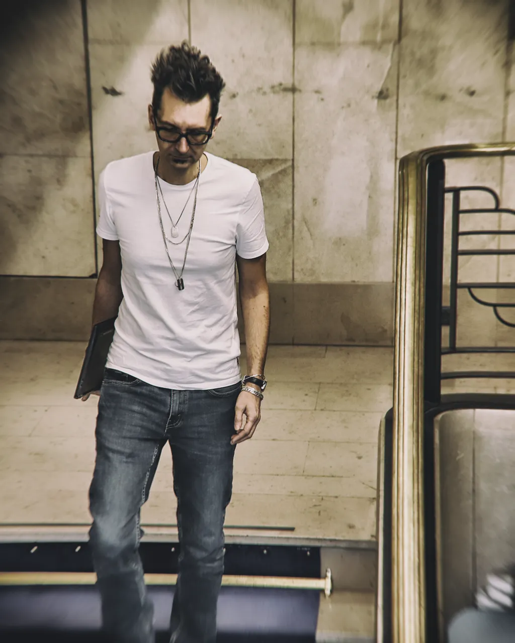 Johnny Tonnerre en t-shirt blanc, dans un couloir