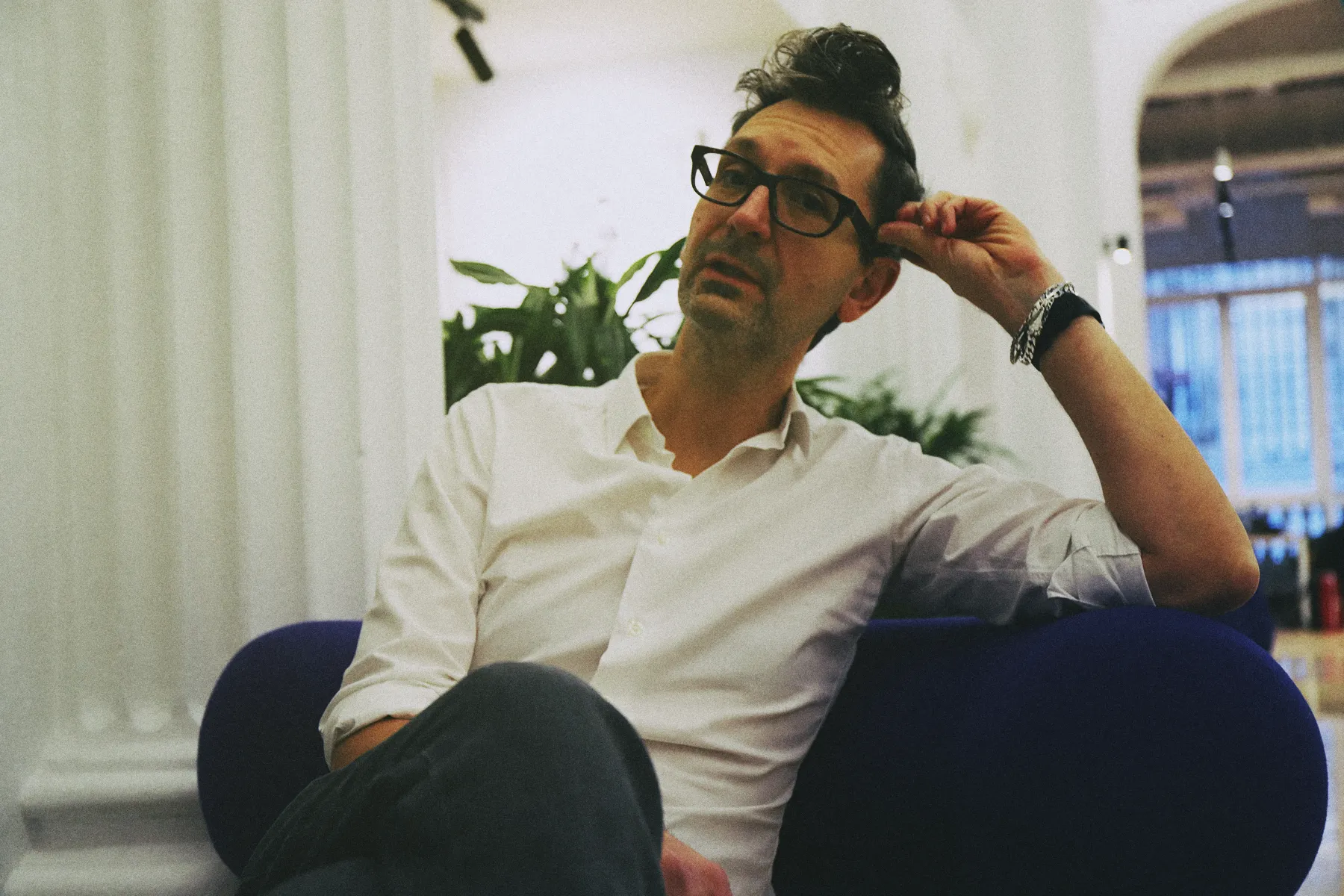 Johnny Tonnerre dans un fauteuil