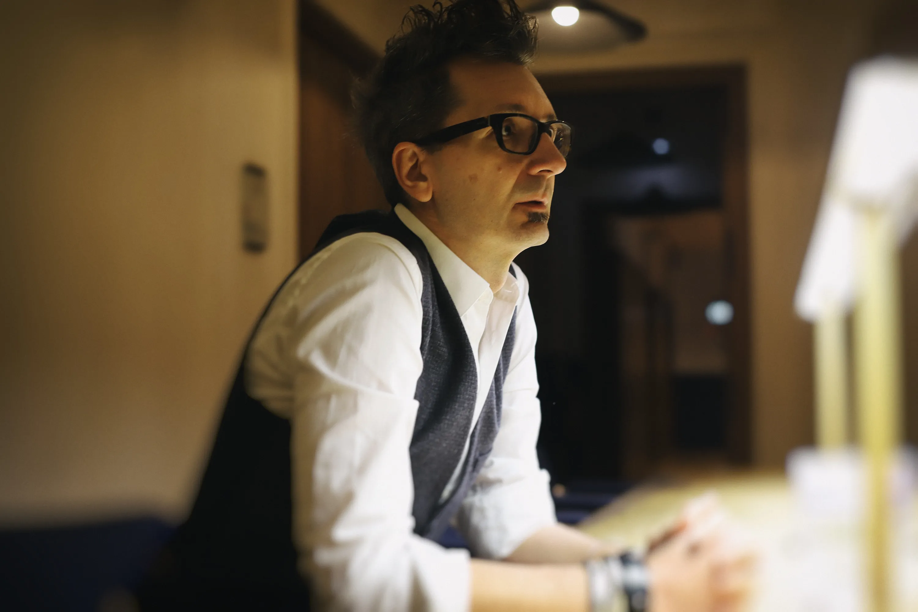 Johnny Tonnerre de profil, en conversation