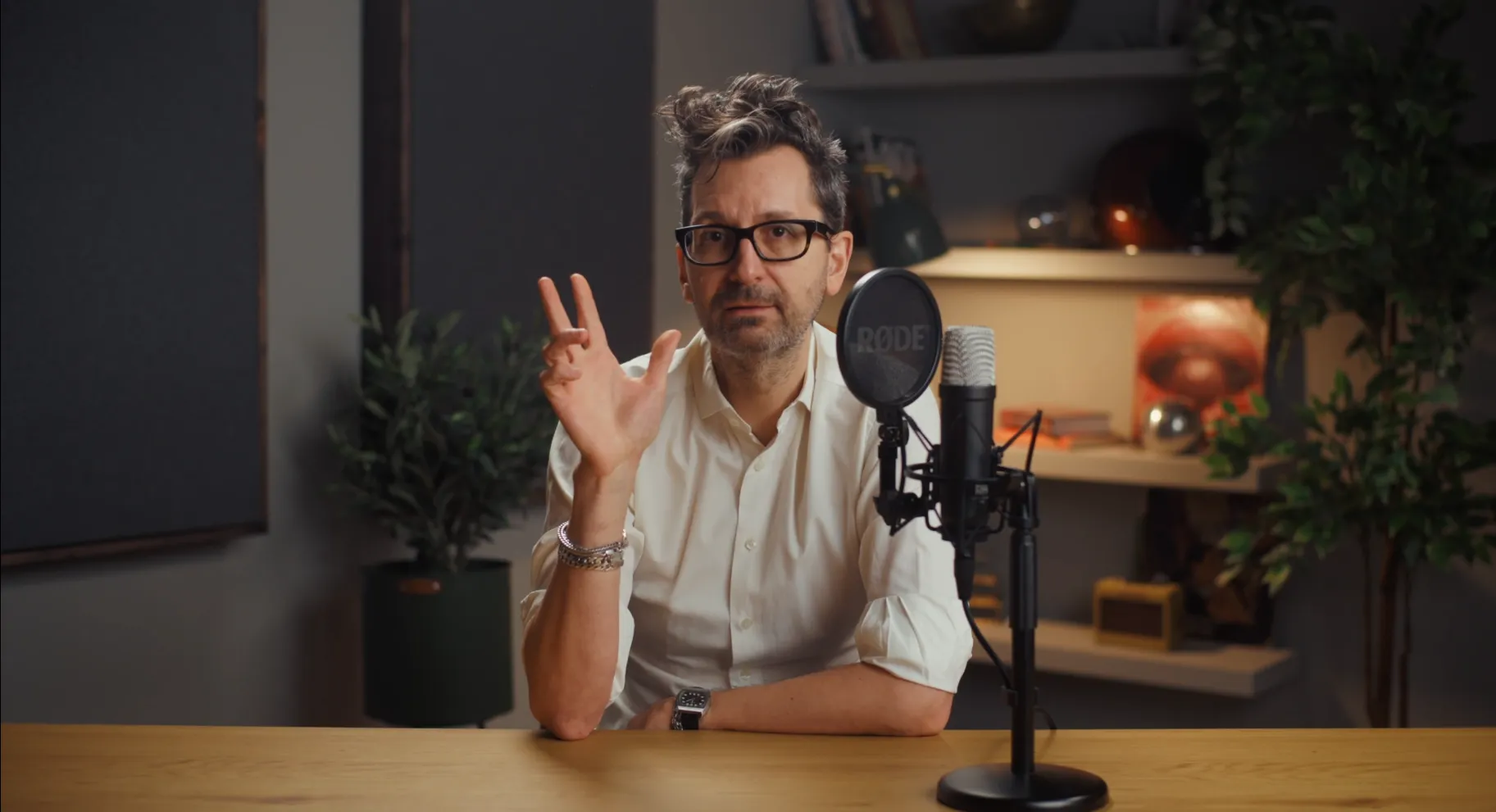 Johnny Tonnerre au micro, en studio